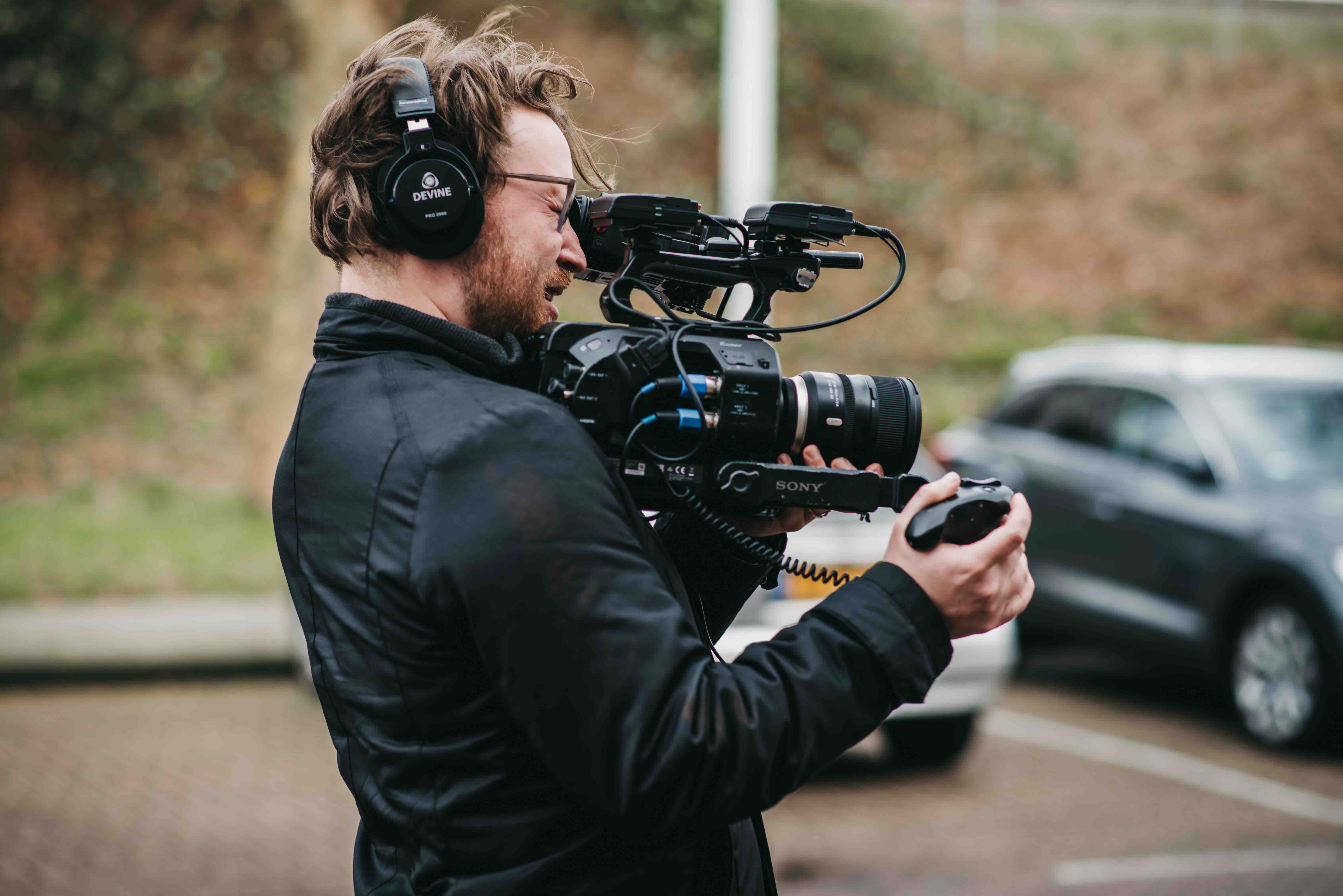 Hoe aanwezig is de camera? Observerende cameraman