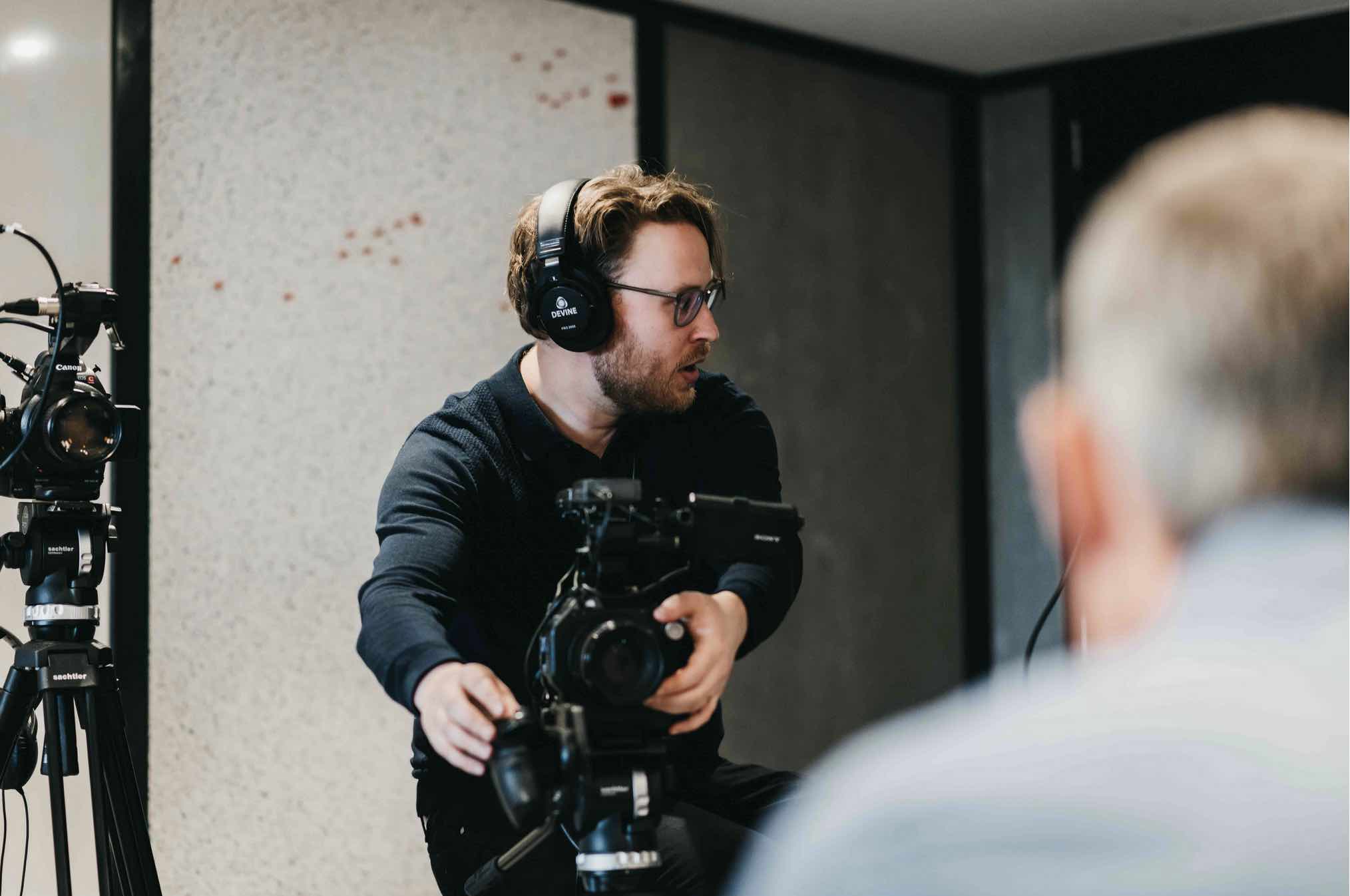 Filmen van een testimonial video Opnames van klantverhaal video