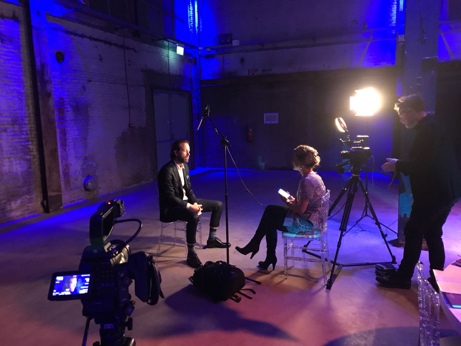 Interview fillmen met twee camera's Opnames van een interview voorbeeld